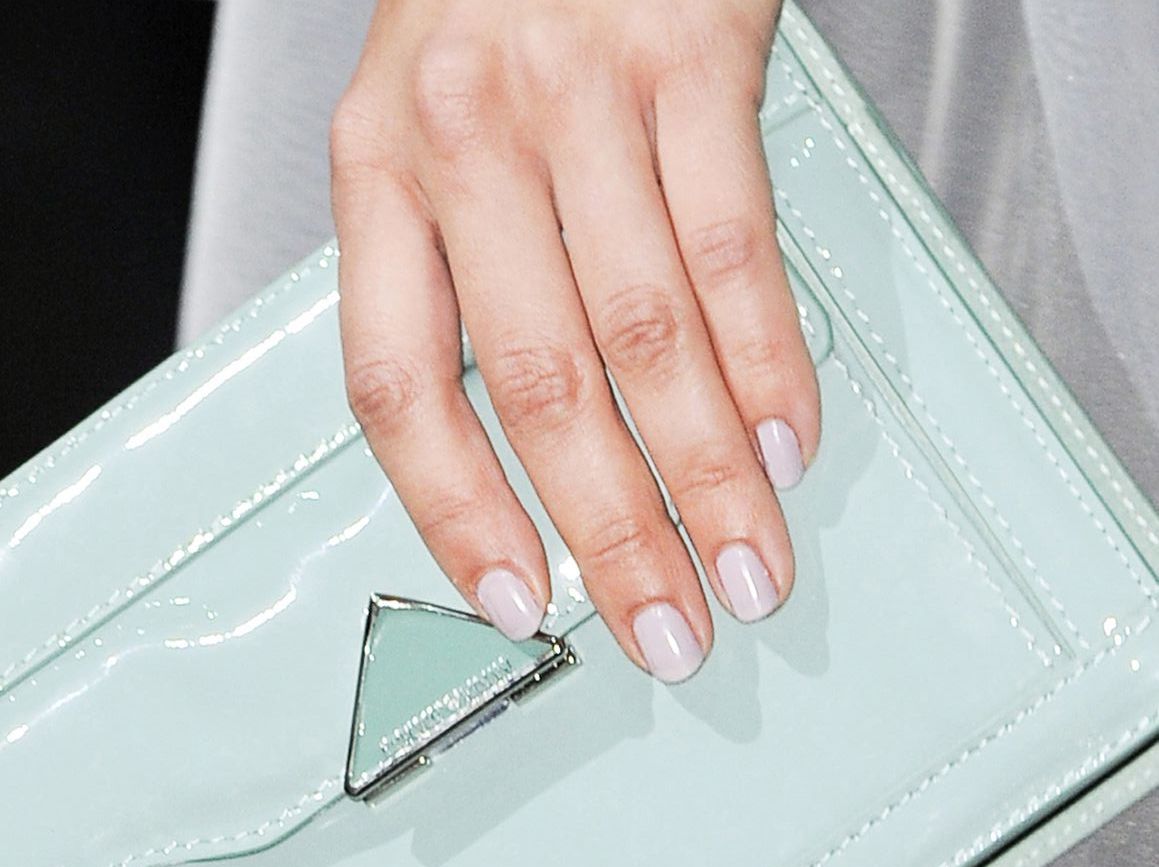 Μανικιούρ στα χρώματα της πορσελάνης